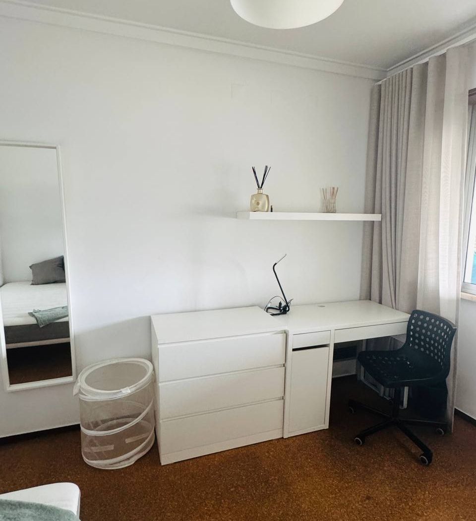 En-suite room (private bathroom) — couples welcome, photo 2 of 5
