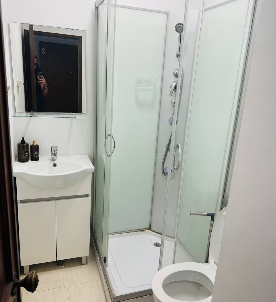 En-suite room (private bathroom) — couples welcome, photo 4 of 5