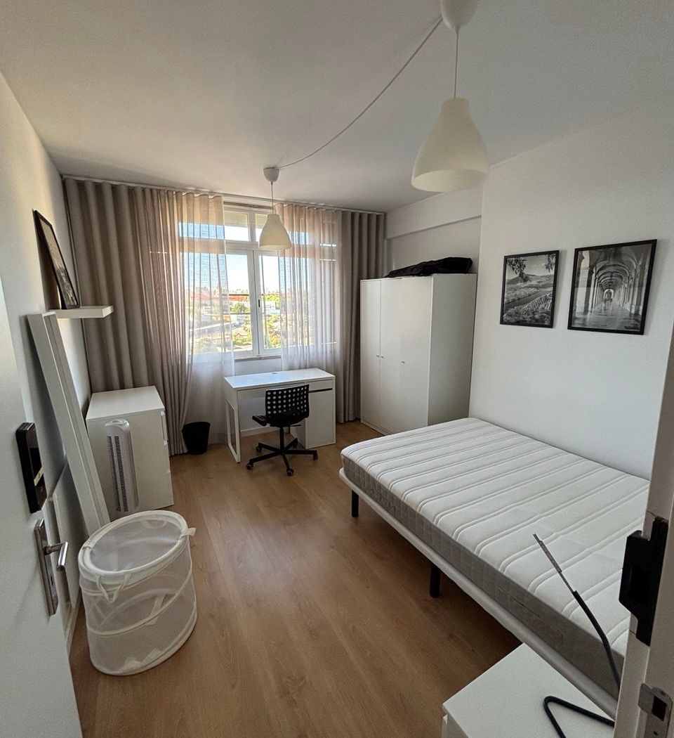 Room with window, photo 1 of 1